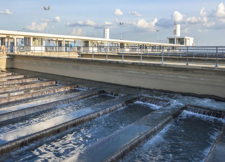 Antimousses pour le traitement des eaux industrielles