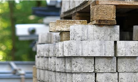 Améliorer les performances des matériaux de construction grâce à des antimousses efficaces